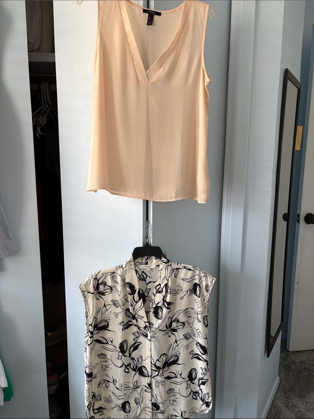 Forever 21 Peach V-Neck Sleeveless Camisole
